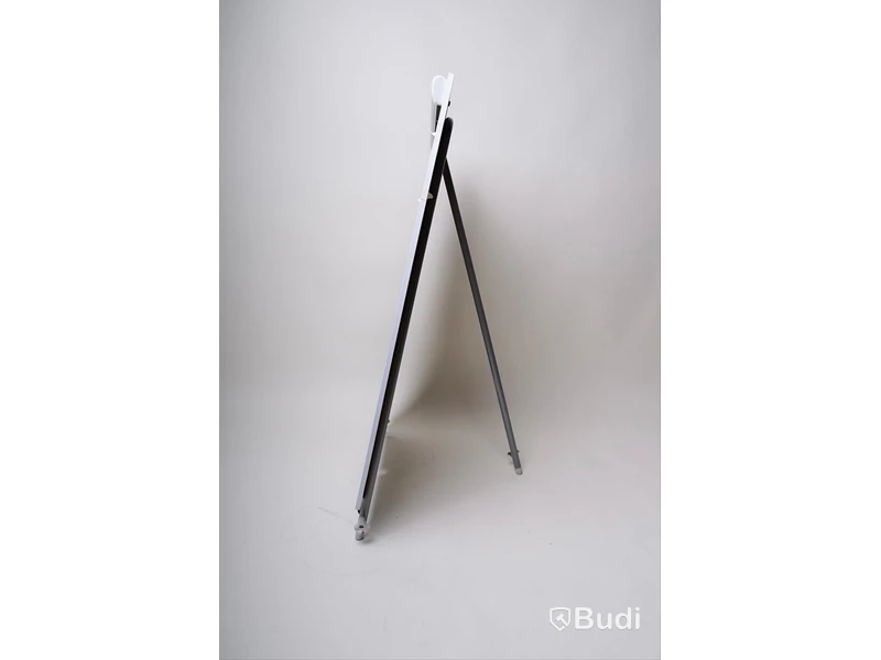 Whiteboardtavla med ställ och fäste för papper