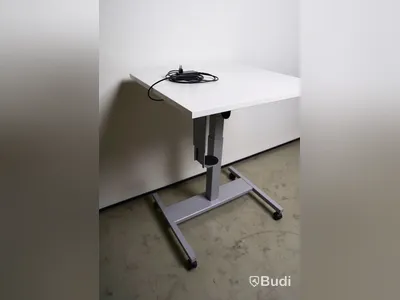 Ergonomiskt sitt-ståbord på hjul