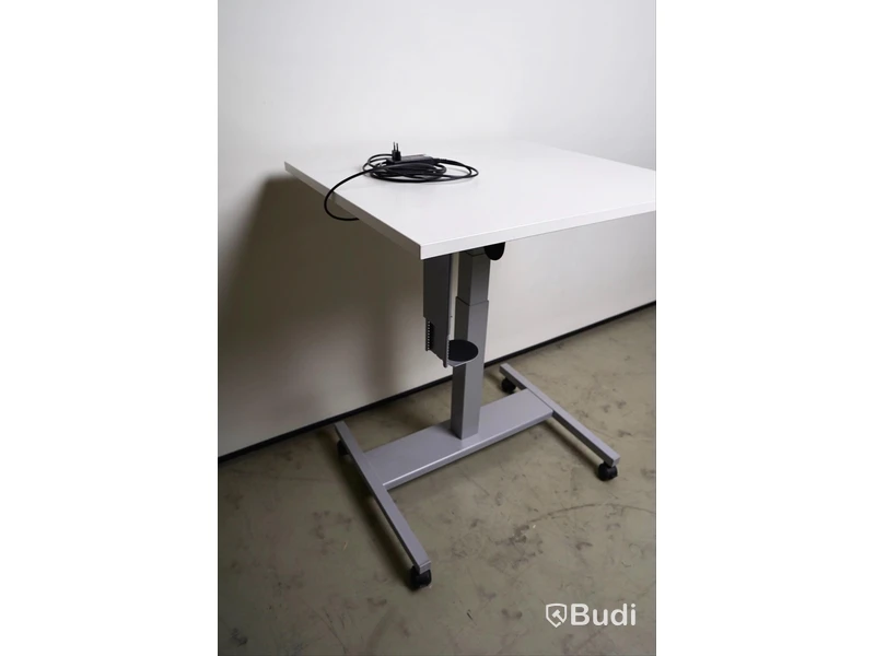 Ergonomiskt sitt-ståbord på hjul