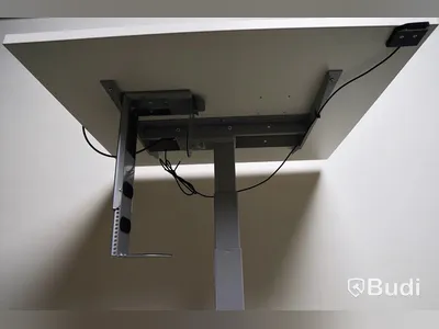 Ergonomiskt sitt-ståbord på hjul