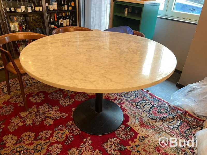Runt marmorbord 125 cm diameter. Något kantstött