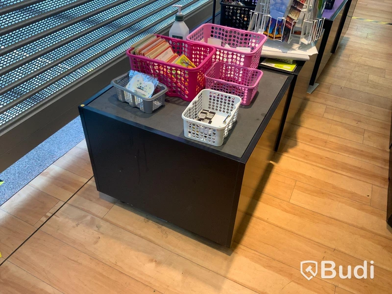 4st butikspodier på hjul ink varor som finns på dessa (Bokmärken, pennor, kylskåpsmagneter m.m.)