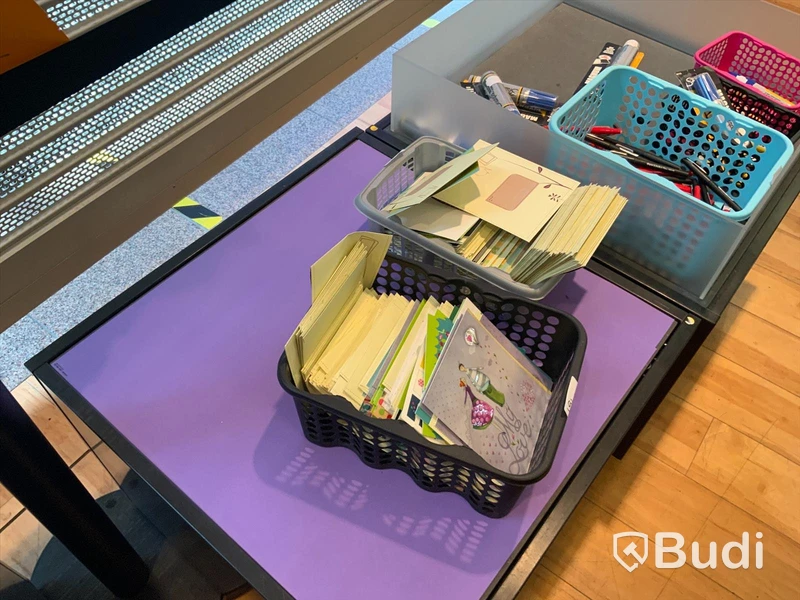 4st butikspodier på hjul ink varor som finns på dessa (Bokmärken, pennor, kylskåpsmagneter m.m.)