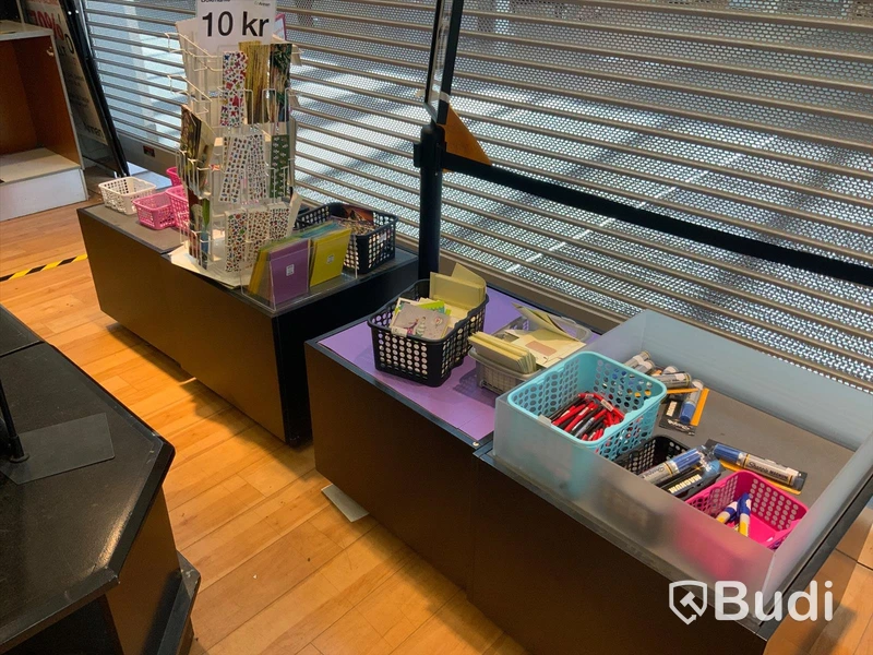 4st butikspodier på hjul ink varor som finns på dessa (Bokmärken, pennor, kylskåpsmagneter m.m.)