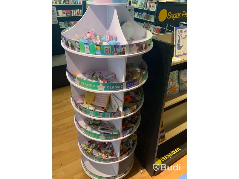 1st butiksdisplay på hjul med div leksaker