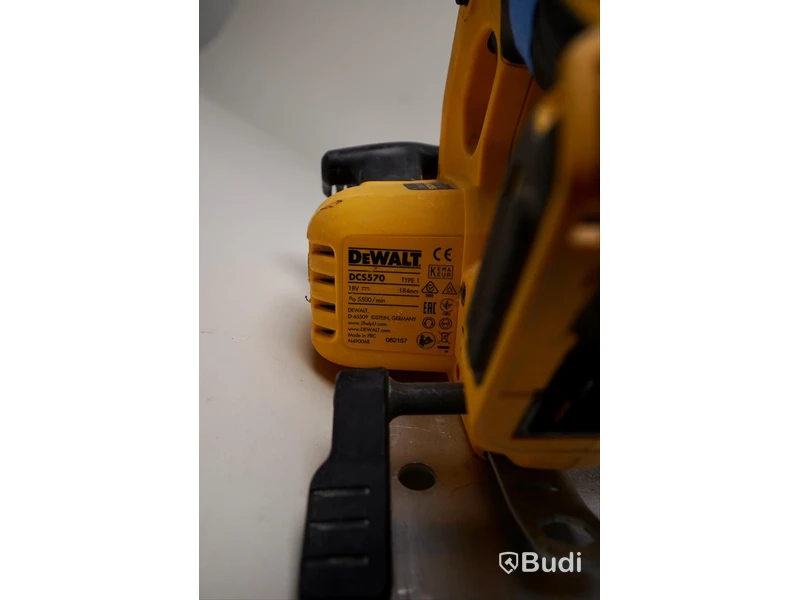 Cirkelsåg DeWALT DCS570NT med två batterier och laddare