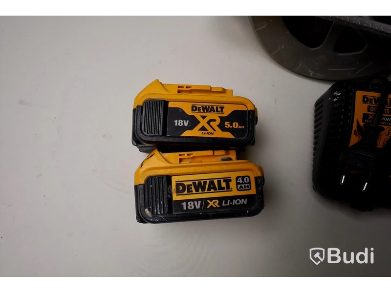 Cirkelsåg DeWALT DCS570NT med två batterier och laddare