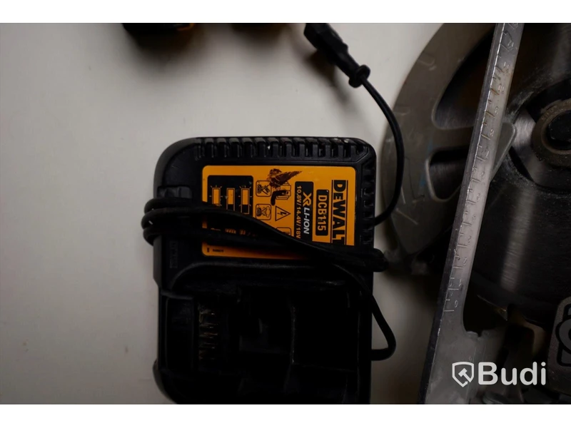 Cirkelsåg DeWALT DCS570NT med två batterier och laddare