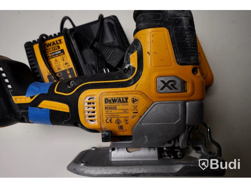Sticksåg DeWALT DCS335NT med batteri och laddare