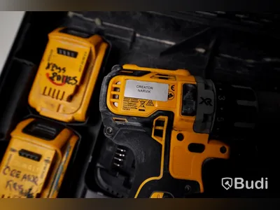 Borrskruvdragare DeWALT DCD791NT med två batterier och laddare
