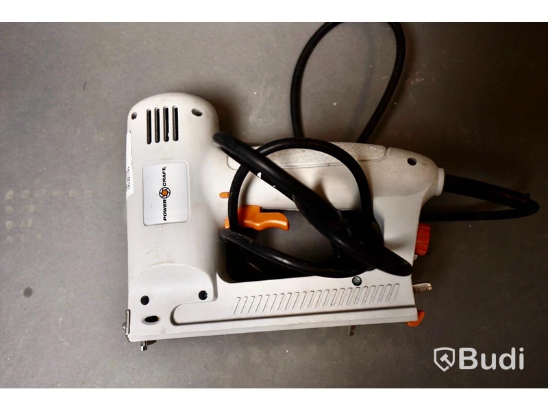 Kablar, frånluftsventiler, elektrisk häftpistol mm.