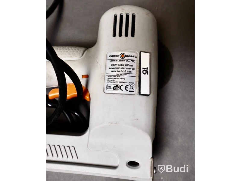Kablar, frånluftsventiler, elektrisk häftpistol mm.