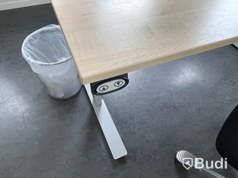 Kontorsplats, höj- och sänkbart skrivbord och skrivbordsstol