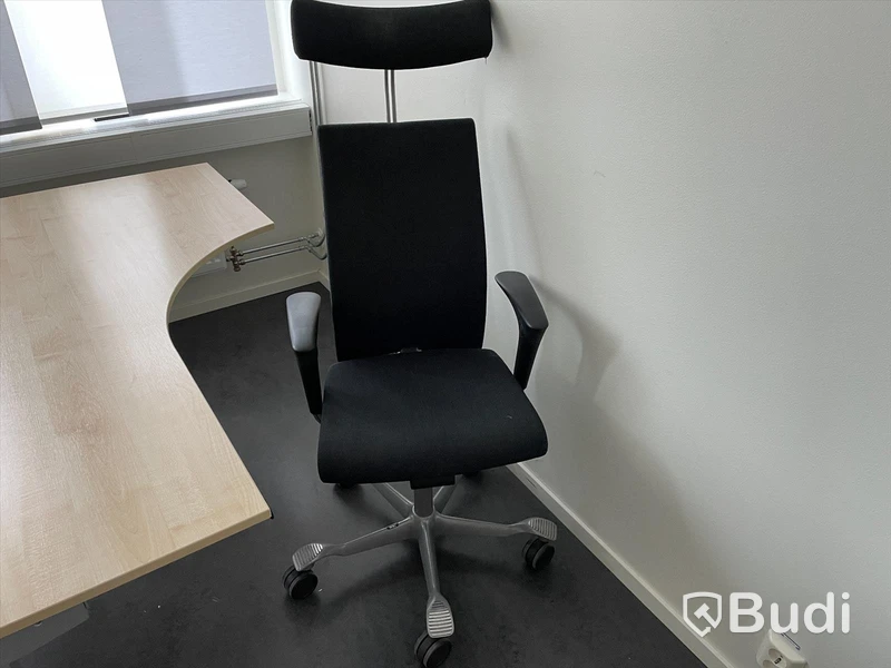 Skrivbordsplats, höj- och sänkbart skrivbord och skrivbordsstol