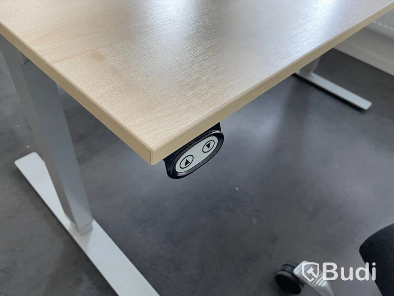 Skrivbordsplats, höj- och sänkbart skrivbord och skrivbordsstol