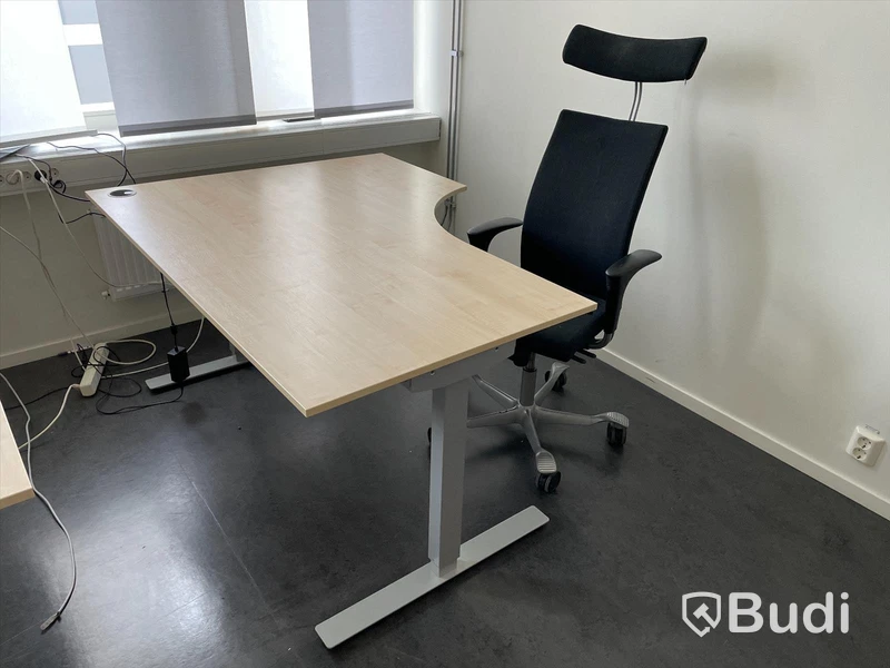 Skrivbordsplats, höj- och sänkbart skrivbord och skrivbordsstol