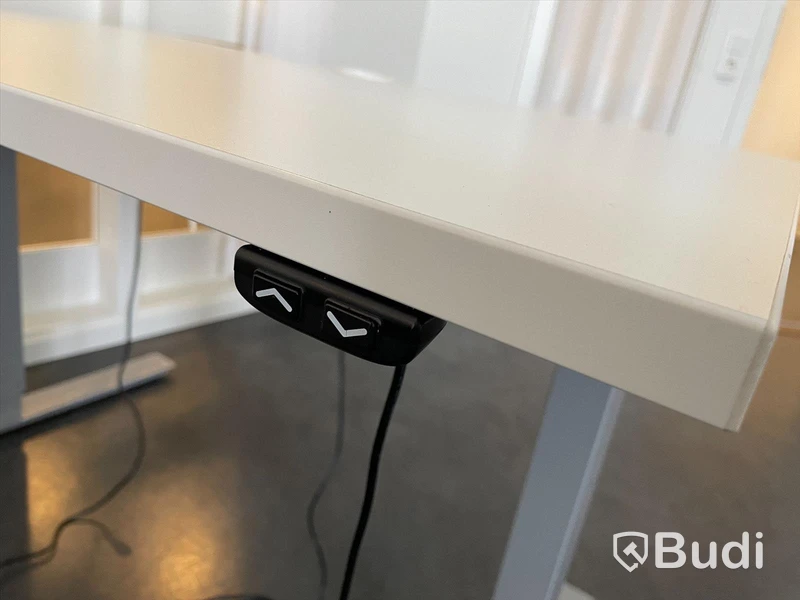 Skrivbordsplats, höj- och sänkbart skrivbord och skrivbordsstol