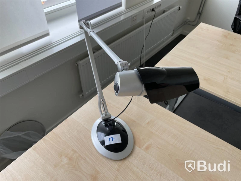 Skrivbordsplats, höj- och sänkbart skrivbord, skrivbordsstol samt skrivbordslampa