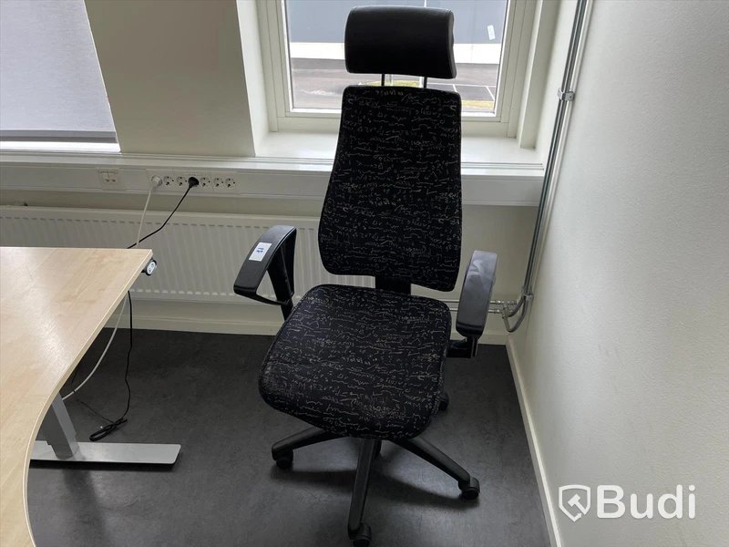 Skrivbordsplats, höj- och sänkbart skrivbord och skrivbordsstol