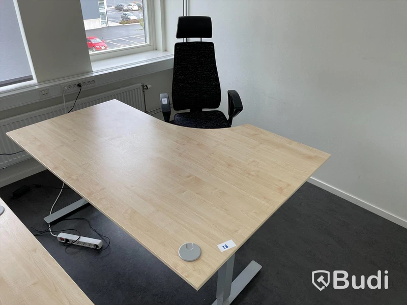Skrivbordsplats, höj- och sänkbart skrivbord och skrivbordsstol