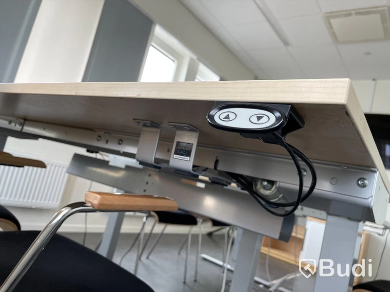 Kontorsplats, höj- och sänkbara skrivbord 3st samt 6st stolar