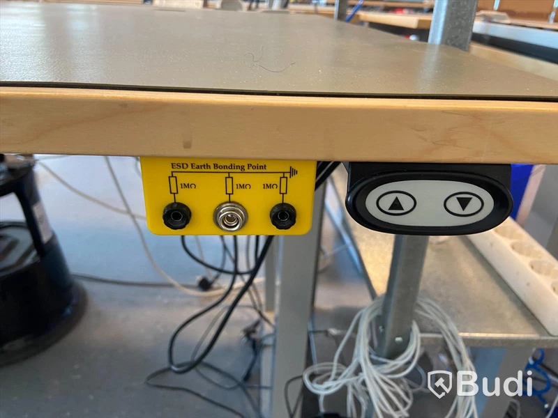 Höj- och sänkbart skrivbord ESD-säkrat