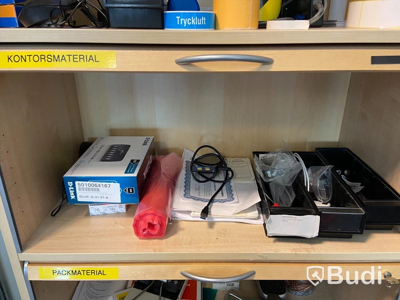 Jalusiskåp inkl. Diverse kontorsmaterial