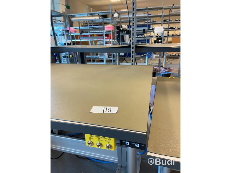 Höj- och sänkbart skrivbord ESD-säkrat med belysning