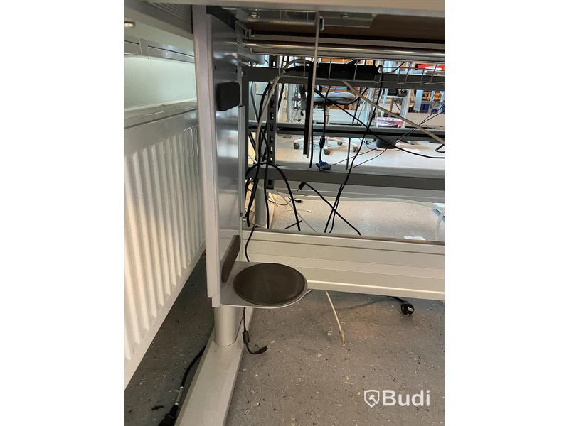 Höj- och sänkbart skrivbord ESD-säkrat med belysning