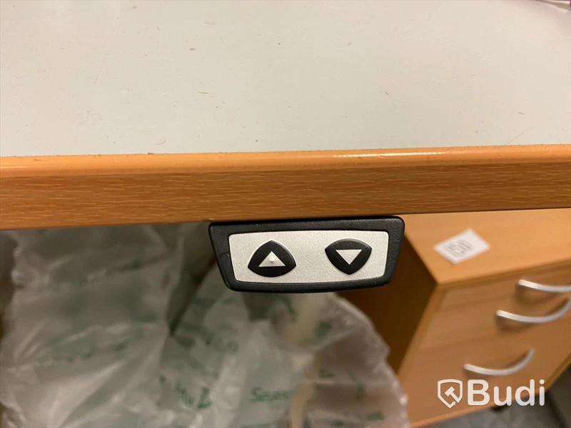 Höj- och sänkbart arbetsbord med hylla