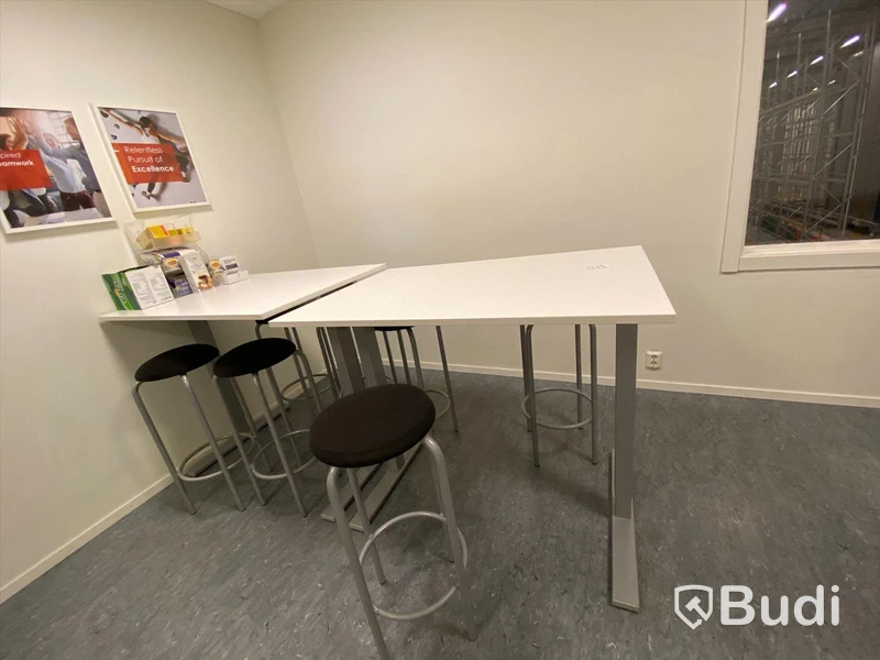 Bord 2st och barpallar 7st