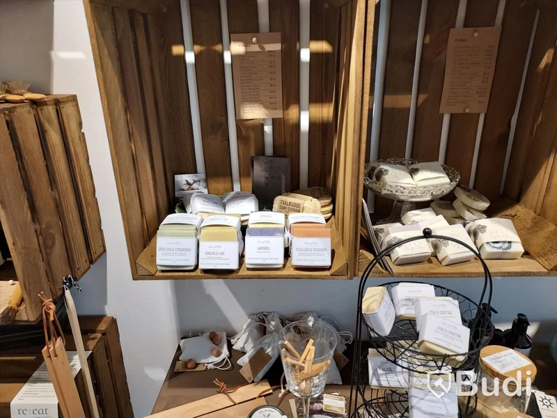 Butiks inredning, bildskärm, samt div kryddor, tvålar, toapapper mm