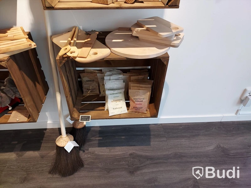 Butiks inredning, bildskärm, samt div kryddor, tvålar, toapapper mm