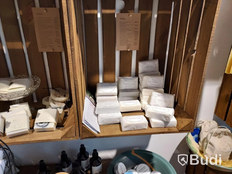 Butiks inredning, bildskärm, samt div kryddor, tvålar, toapapper mm