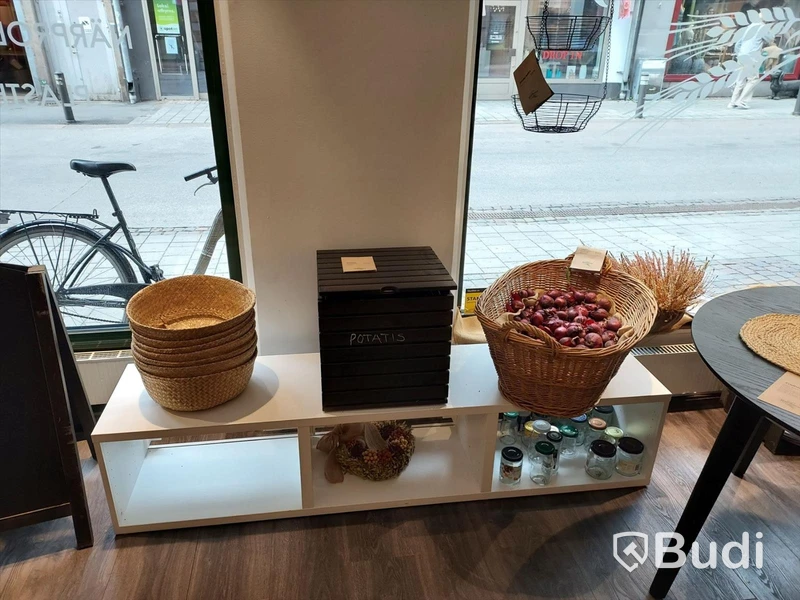 Butiks inredning, bildskärm, samt div kryddor, tvålar, toapapper mm