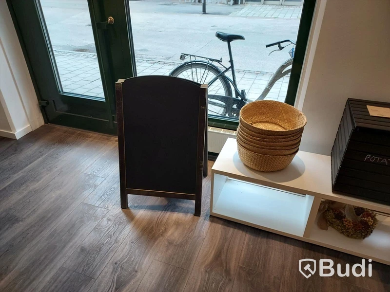 Butiks inredning, bildskärm, samt div kryddor, tvålar, toapapper mm