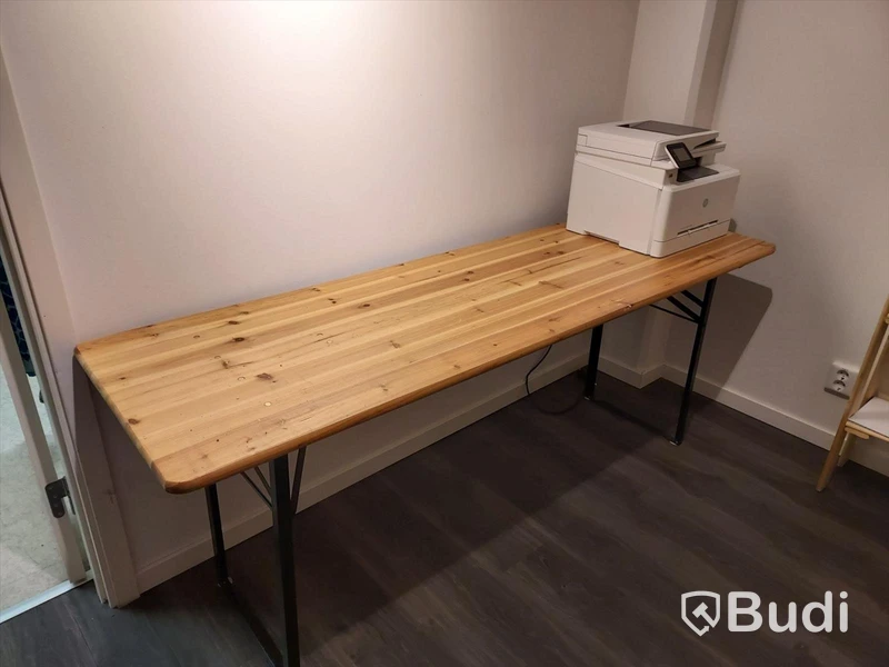 Butiks inredning, bildskärm, samt div kryddor, tvålar, toapapper mm