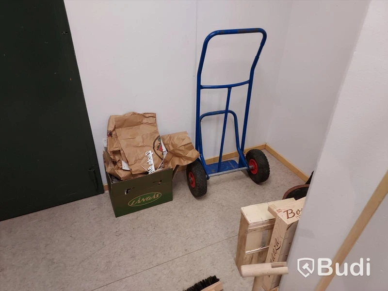 Butiks inredning, bildskärm, samt div kryddor, tvålar, toapapper mm