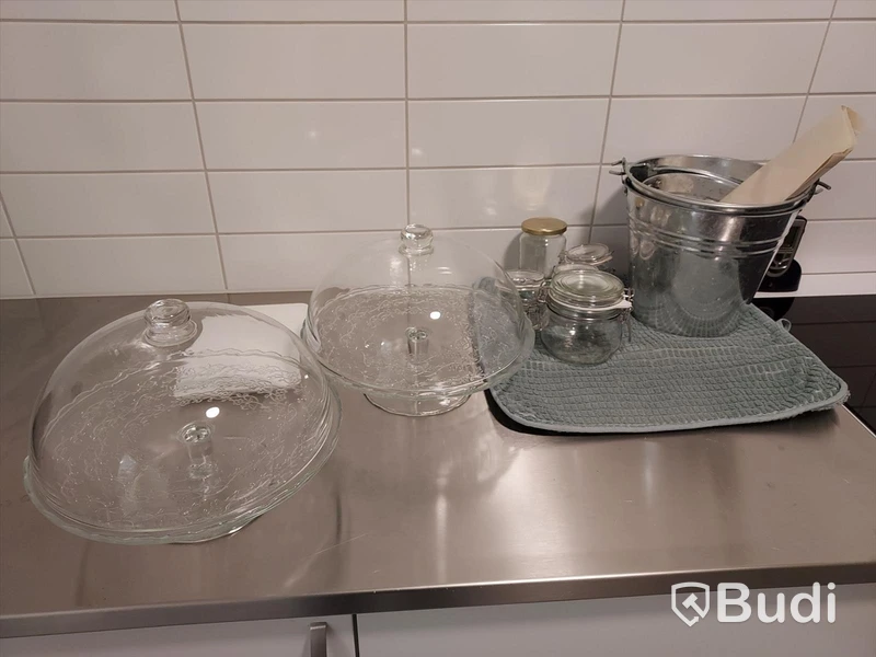 Butiks inredning, bildskärm, samt div kryddor, tvålar, toapapper mm