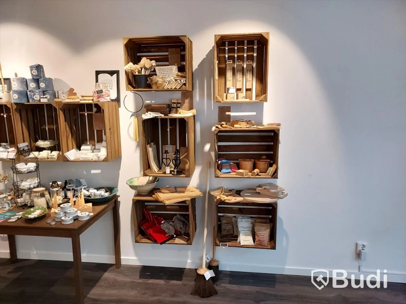 Butiks inredning, bildskärm, samt div kryddor, tvålar, toapapper mm