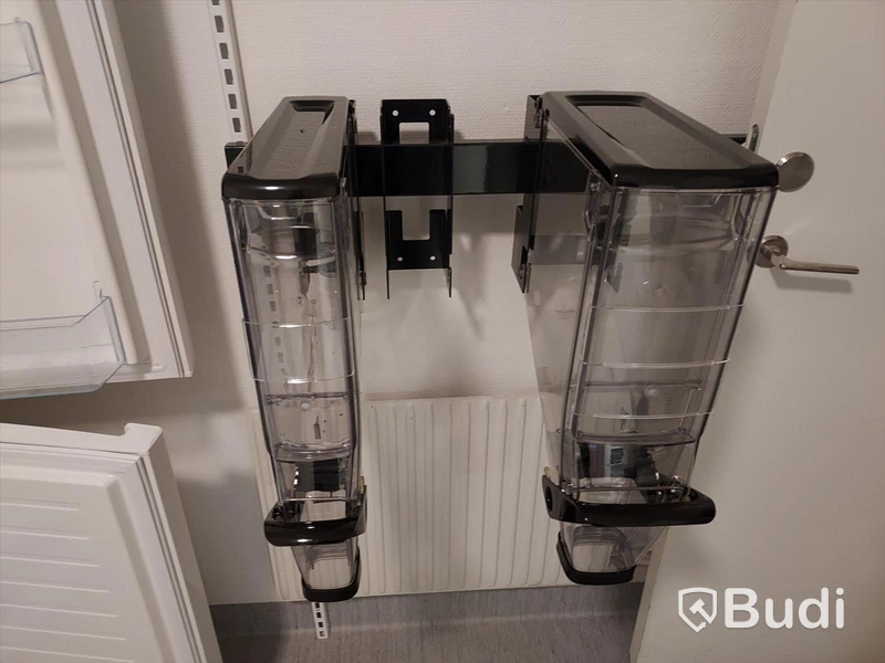 Butiks inredning, bildskärm, samt div kryddor, tvålar, toapapper mm