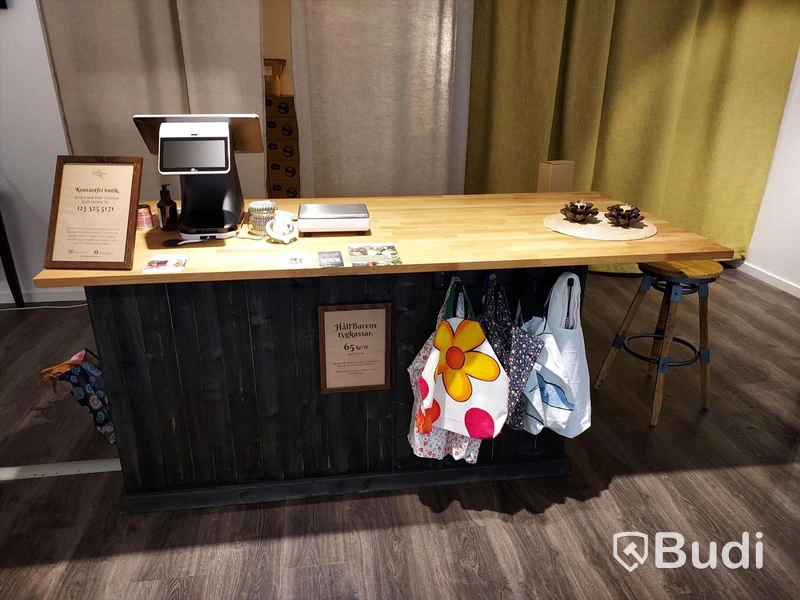 Butiks inredning, bildskärm, samt div kryddor, tvålar, toapapper mm