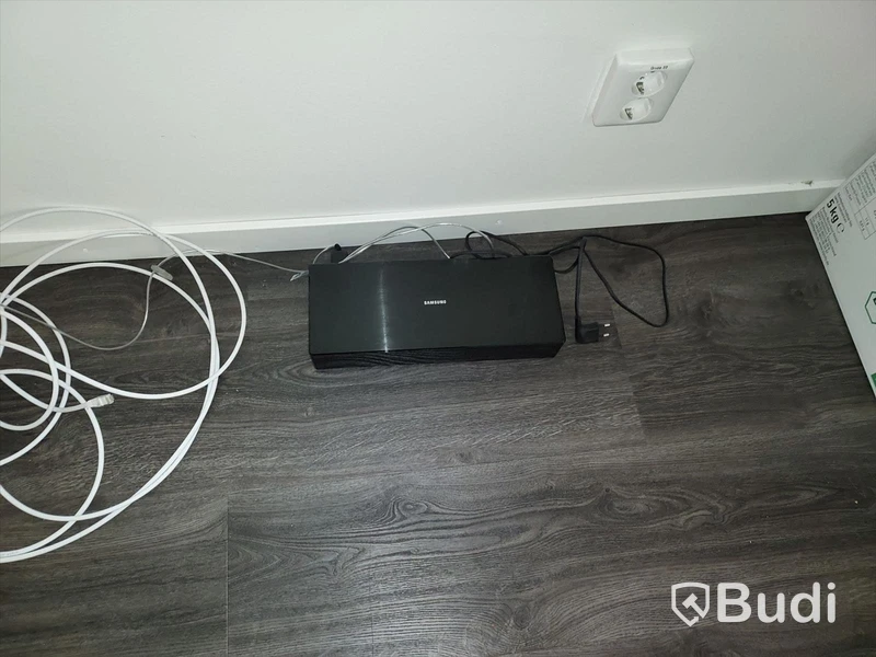 Butiks inredning, bildskärm, samt div kryddor, tvålar, toapapper mm
