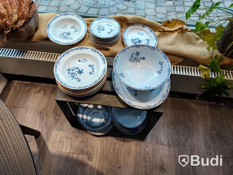Butiks inredning, bildskärm, samt div kryddor, tvålar, toapapper mm