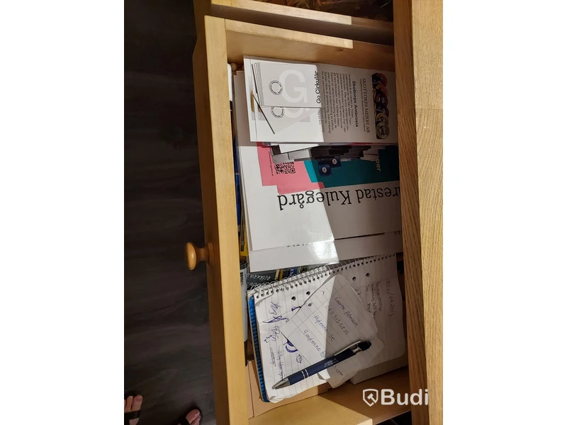 Butiks inredning, bildskärm, samt div kryddor, tvålar, toapapper mm