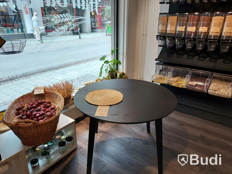 Butiks inredning, bildskärm, samt div kryddor, tvålar, toapapper mm