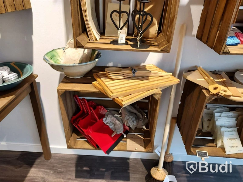 Butiks inredning, bildskärm, samt div kryddor, tvålar, toapapper mm