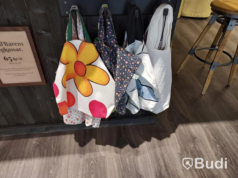 Butiks inredning, bildskärm, samt div kryddor, tvålar, toapapper mm