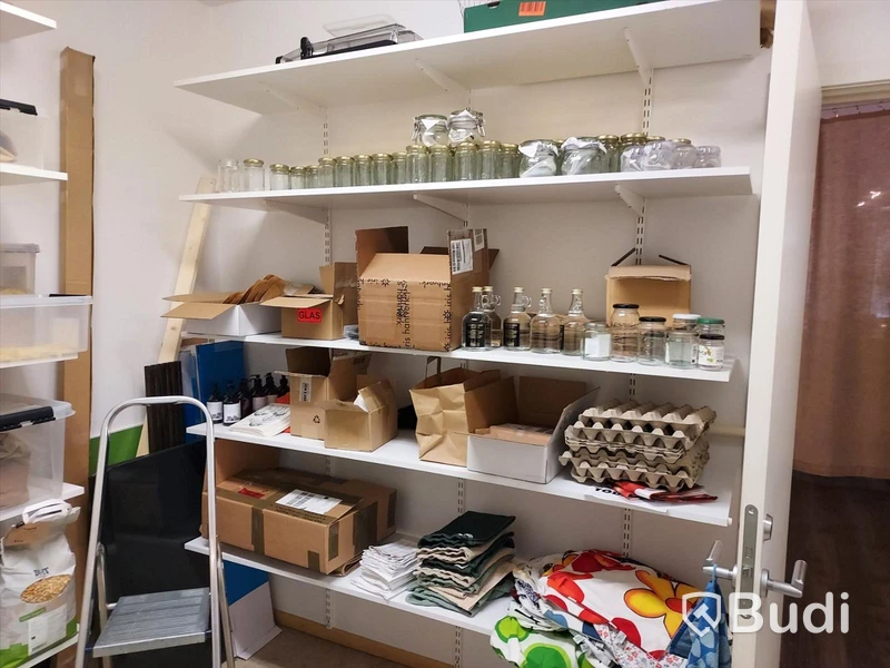 Butiks inredning, bildskärm, samt div kryddor, tvålar, toapapper mm