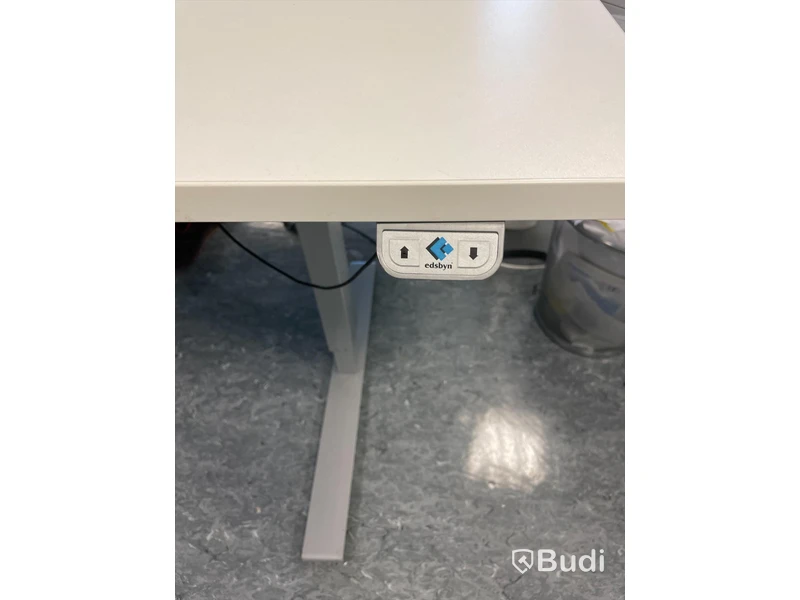 Höj- och sänkbart skrivbord med avskiljare